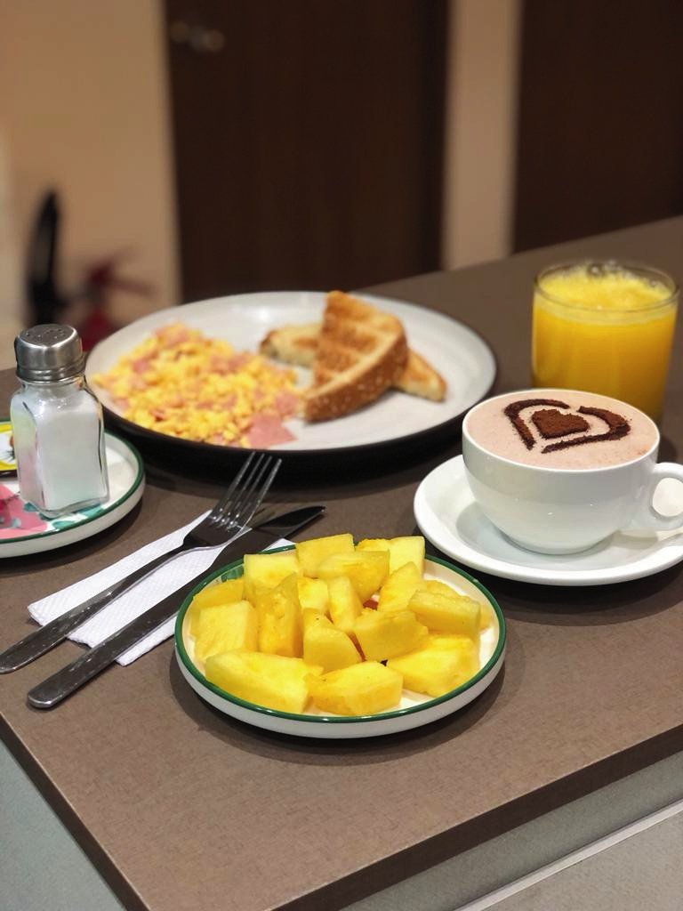 Desayuno Reset con frutas, jugo y café