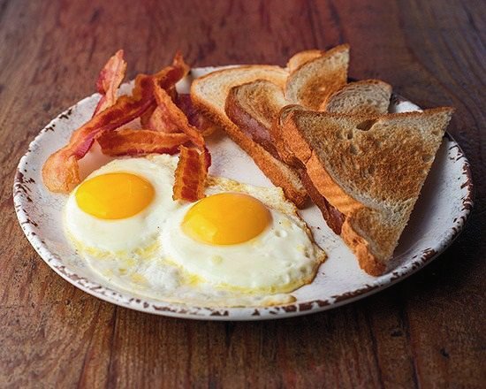 Huevos al gusto con tocineta y pan tostado