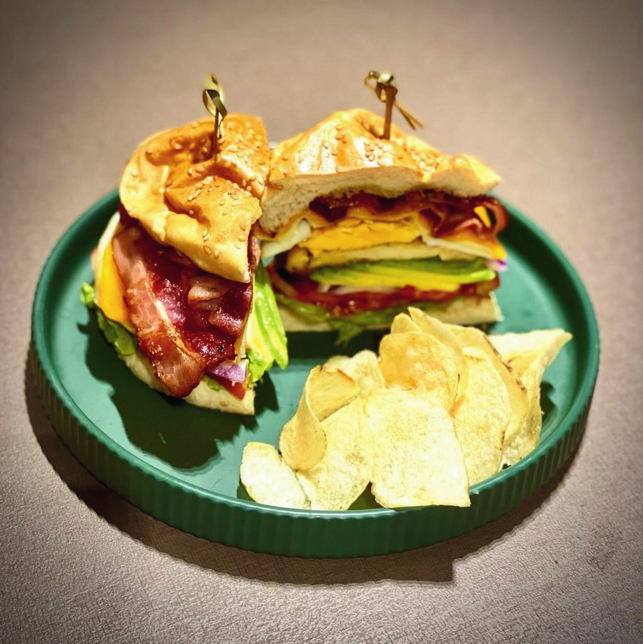 Sándwich BLT con tocineta, lechuga, tomate y papas