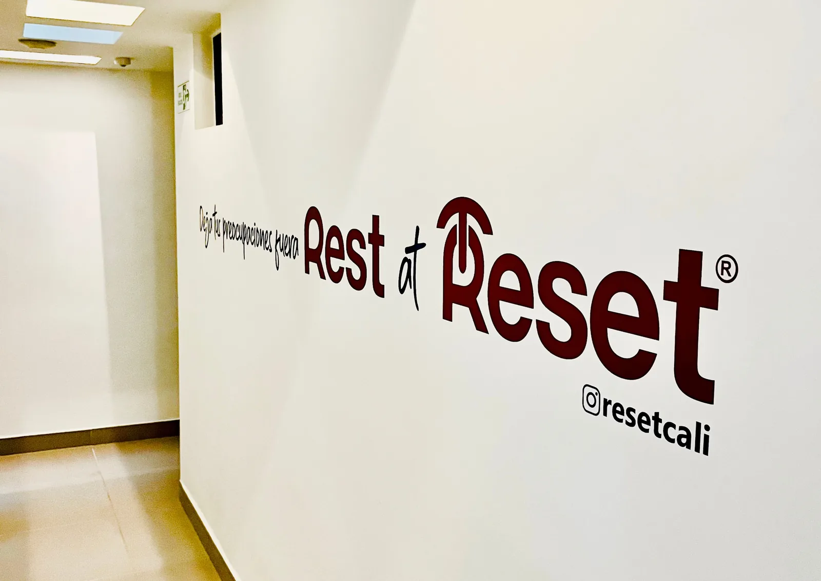 Rest at Reset — entrada hotel